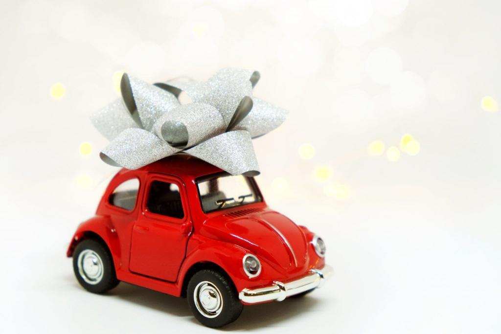 Who pays the taxes on gifts above $14,000?